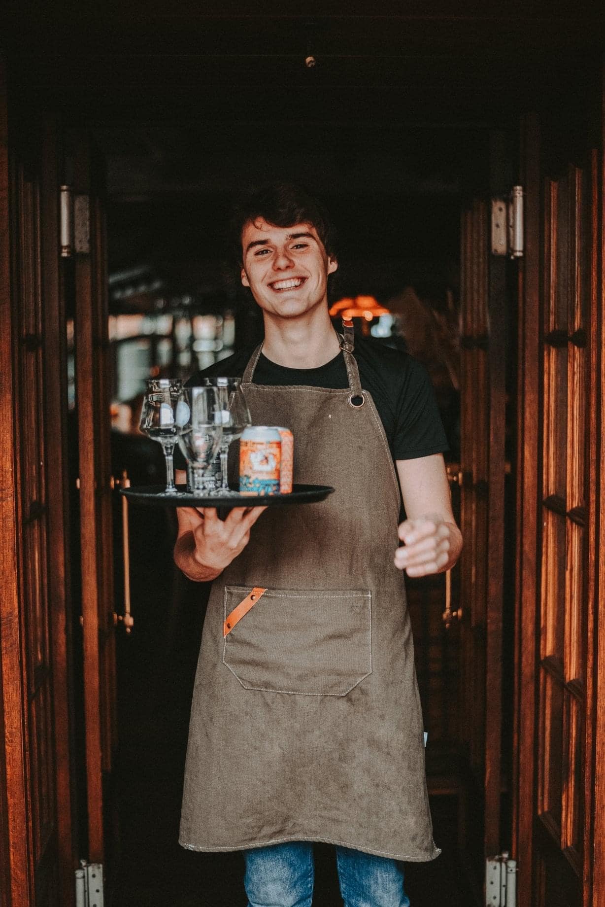 Medewerker met drankjes