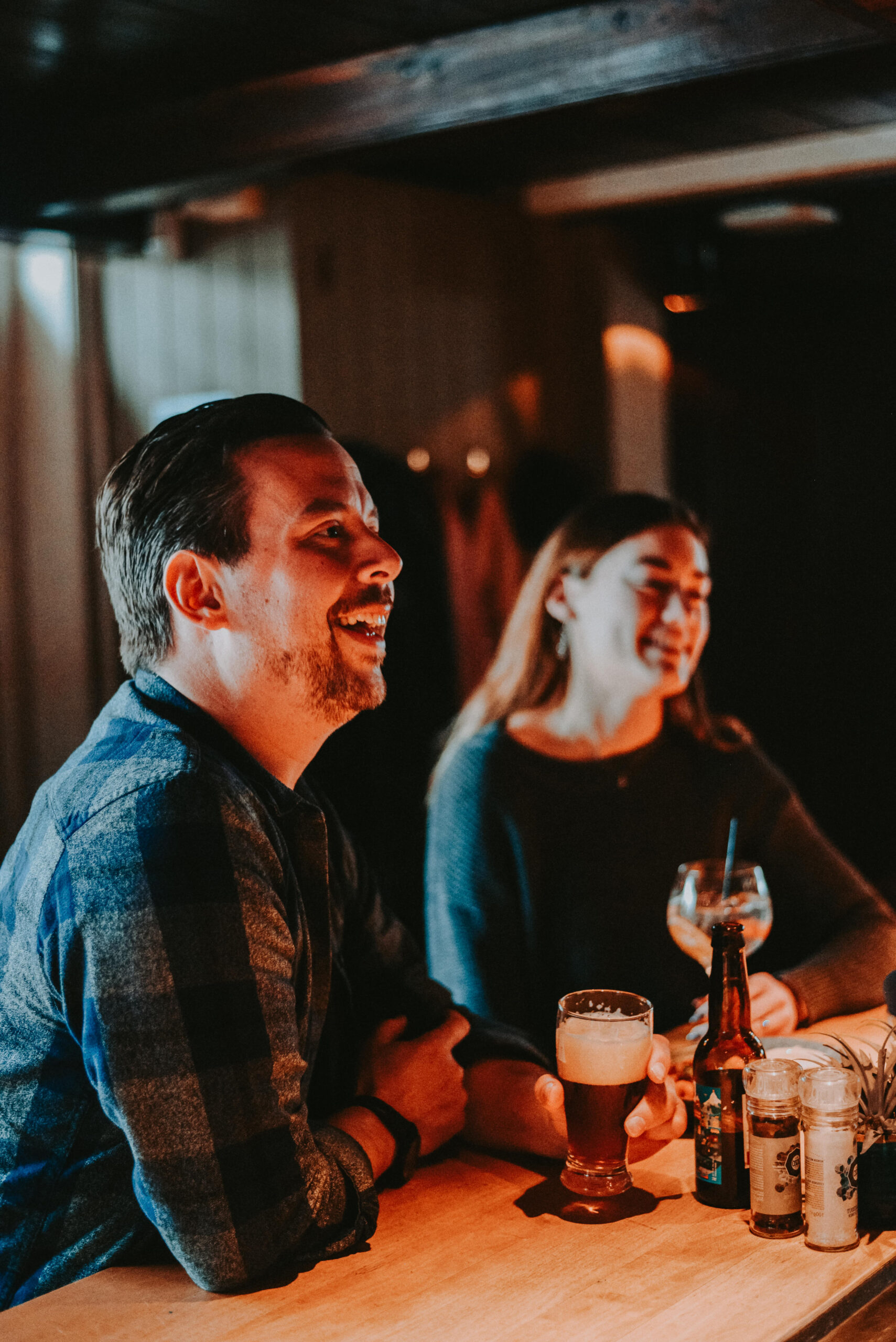 Gasten aan de bar