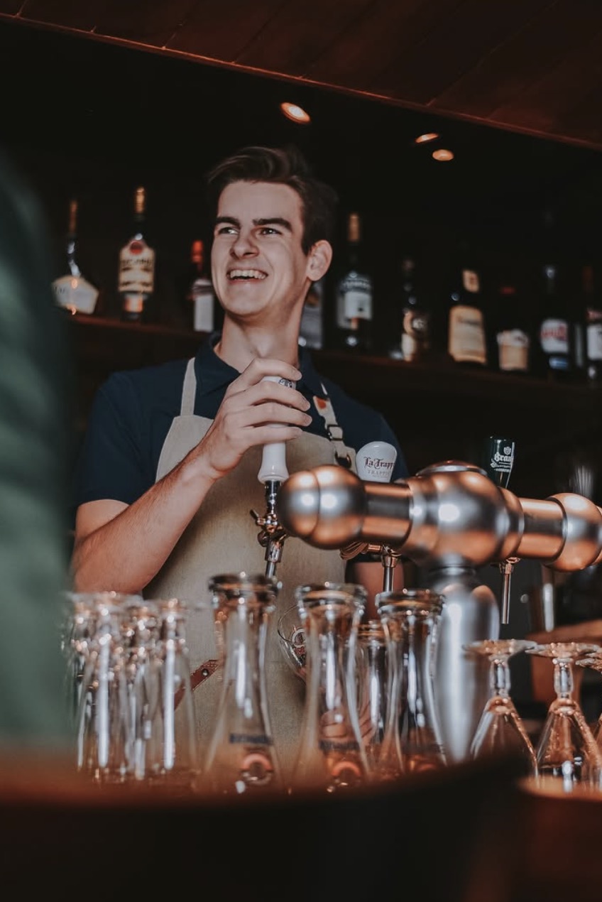 Bartender van Taverne Paulus achter de bar